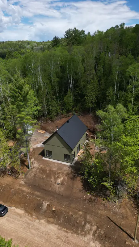 Un chalet déjà construit sur le site