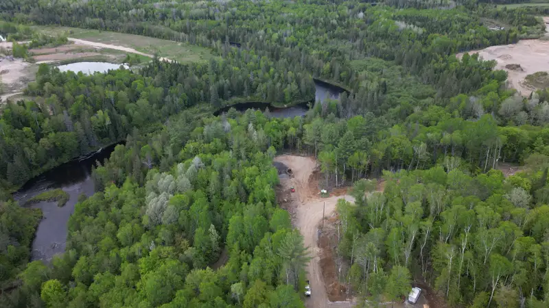 Le chemin, entre la forêt et la rivière