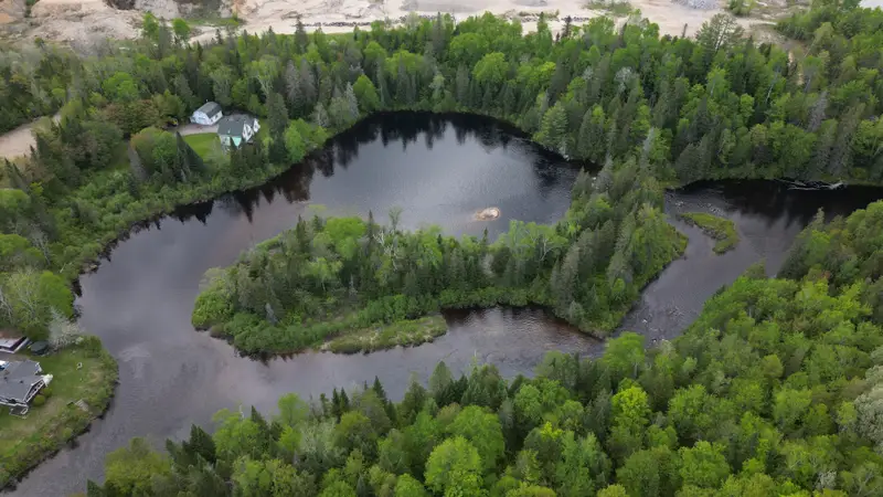 La rivière et l'île privée